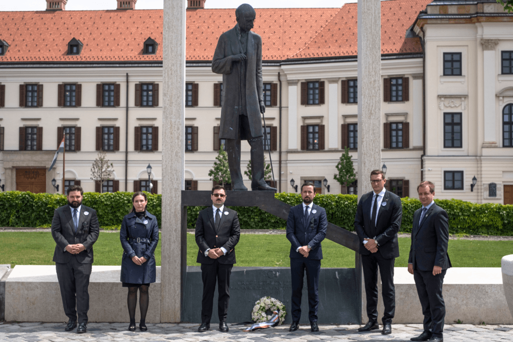 Koszorúzás a Bethlen-szobornál