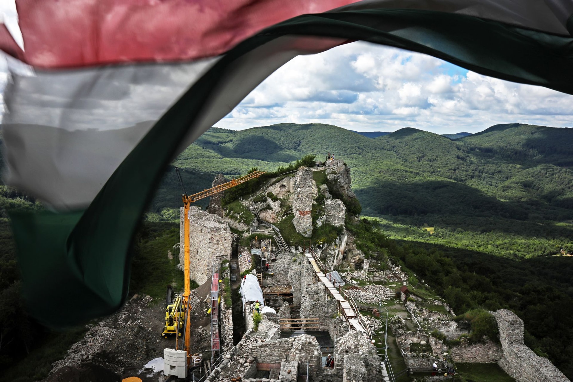Szarv alakú hegyre épült Zemplén sasfészke, Regéc