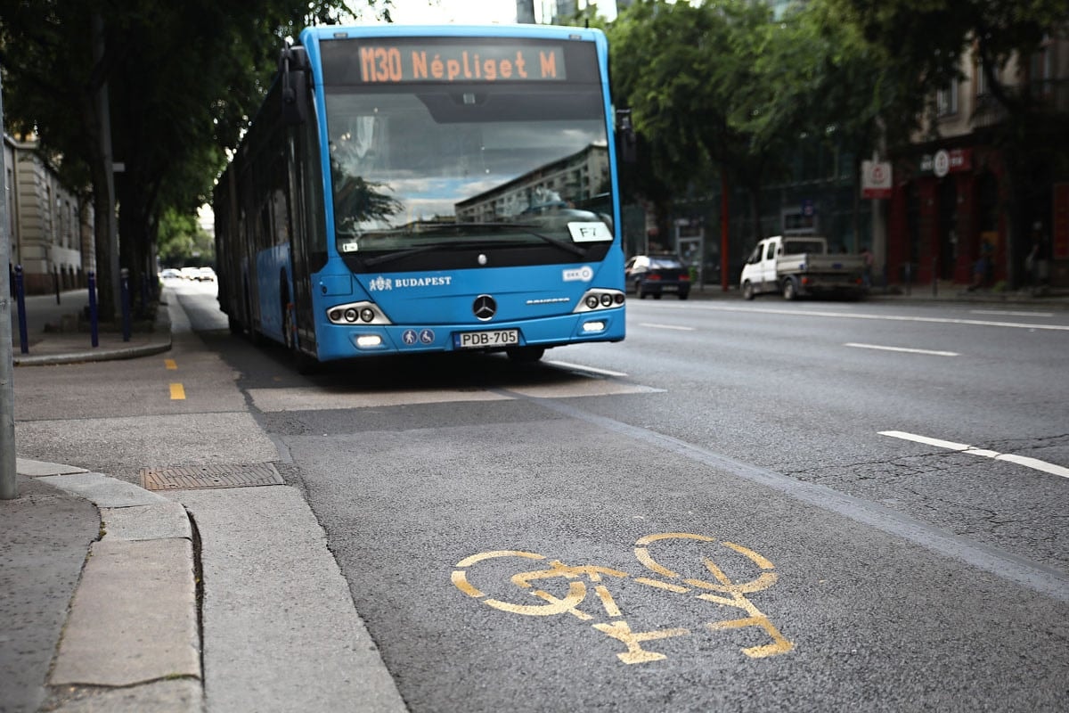 Buszok a biciklisávokban