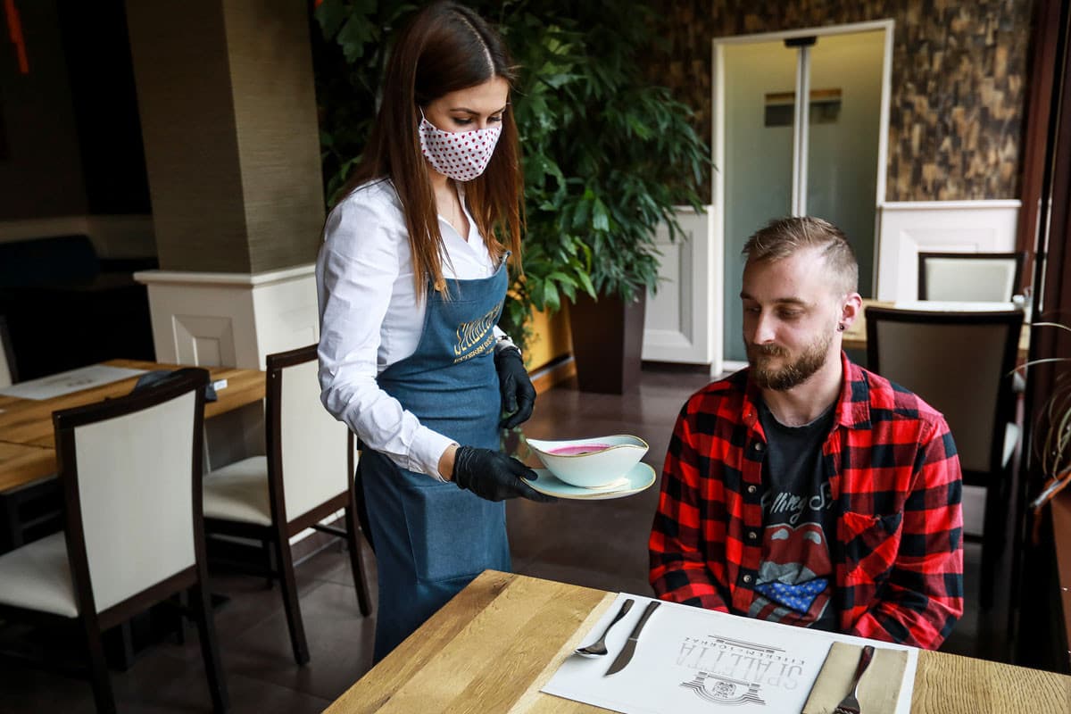 Az irodákban újra indokolt lenne maszkot viselni