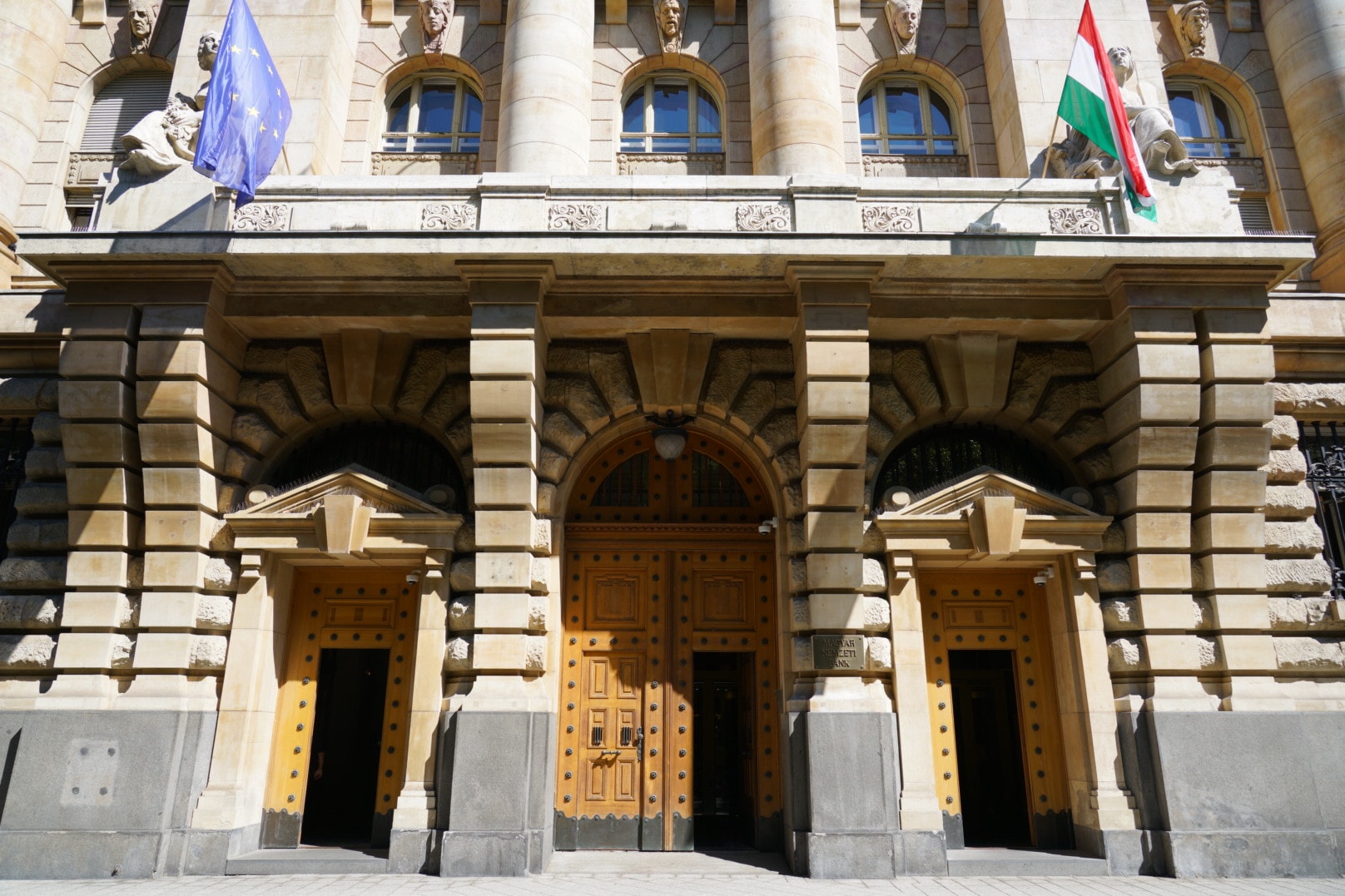 Az MNB a befektetőket védve blokkolhatja az illegális pénzügyi szolgáltatók honlapjait