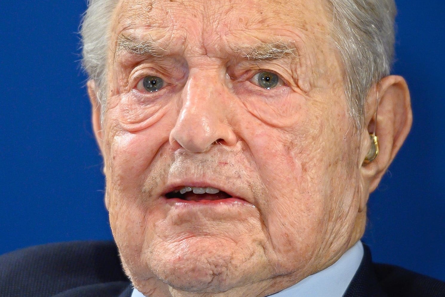 Soros keze Brüsszelen