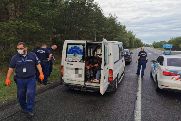 Tizenegy illegális migránst akart Ausztriába juttatni egy román sofőr