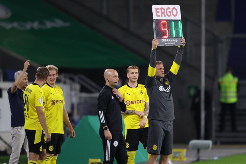 Újra lehet öt focistát cserélni