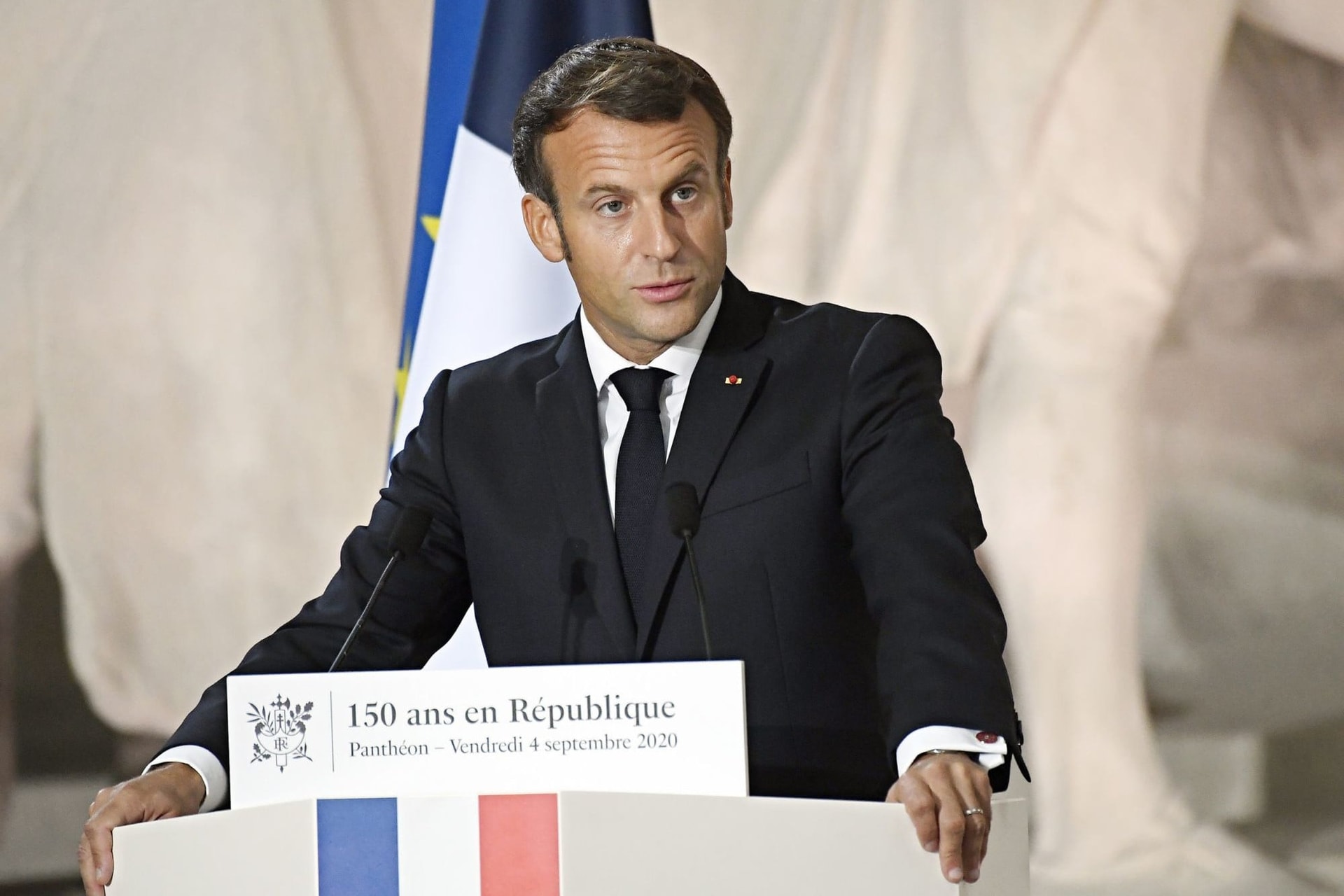 Macron: Iszlamista terrorista merénylet volt a tanár lefejezése