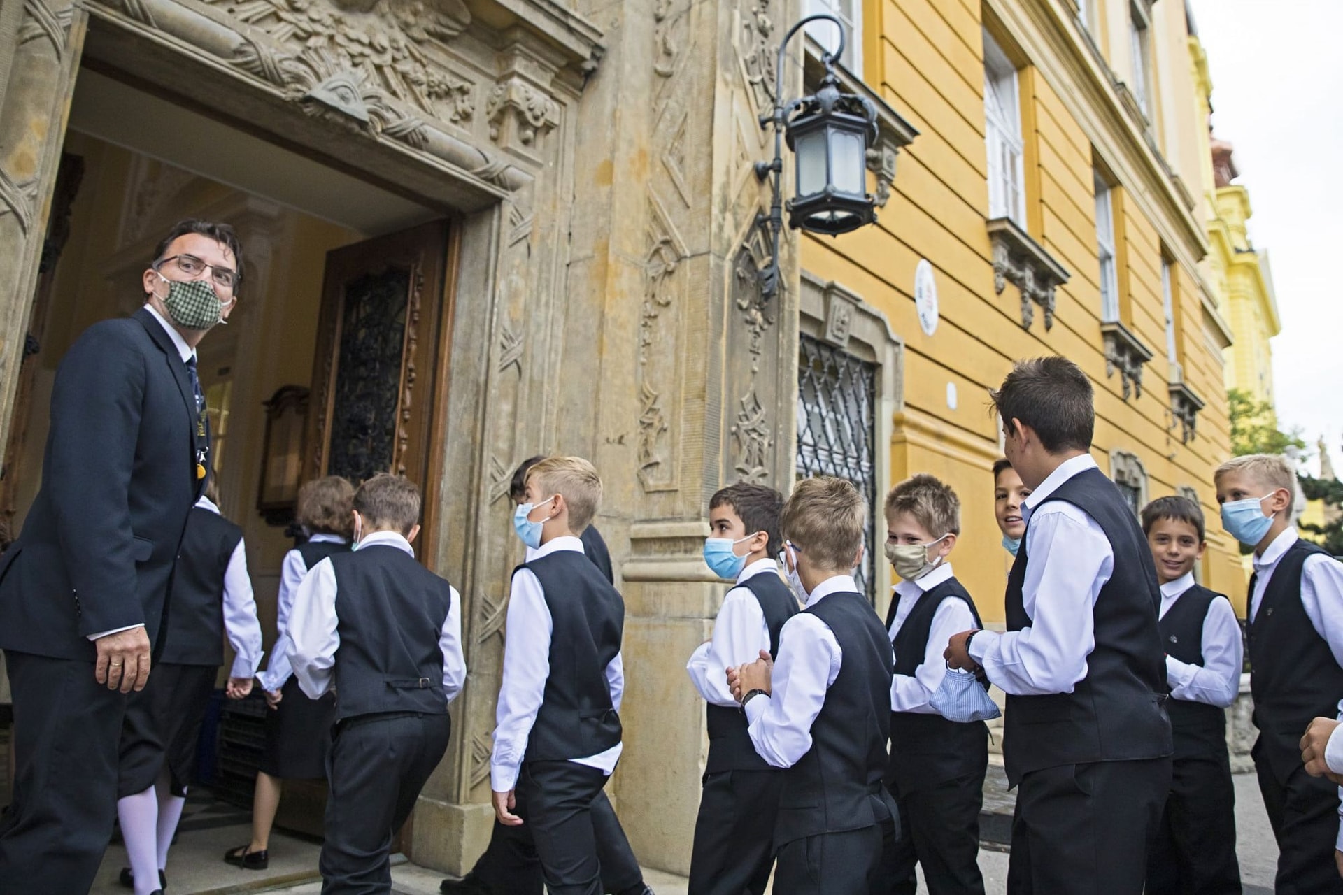 Kinyitnak az óvodák és az iskolák alsó tagozatai