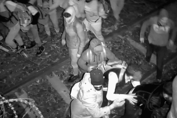 Kövekkel dobálták meg a rendőröket a migránsok Röszkénél