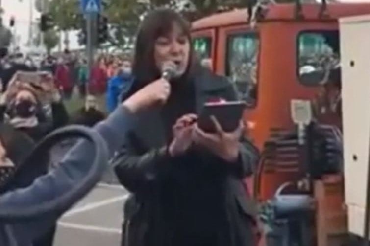 Fullajtár Andrea, az SZFE osztályvezető tanára tabletről olvasta fel a Nemzeti dalt