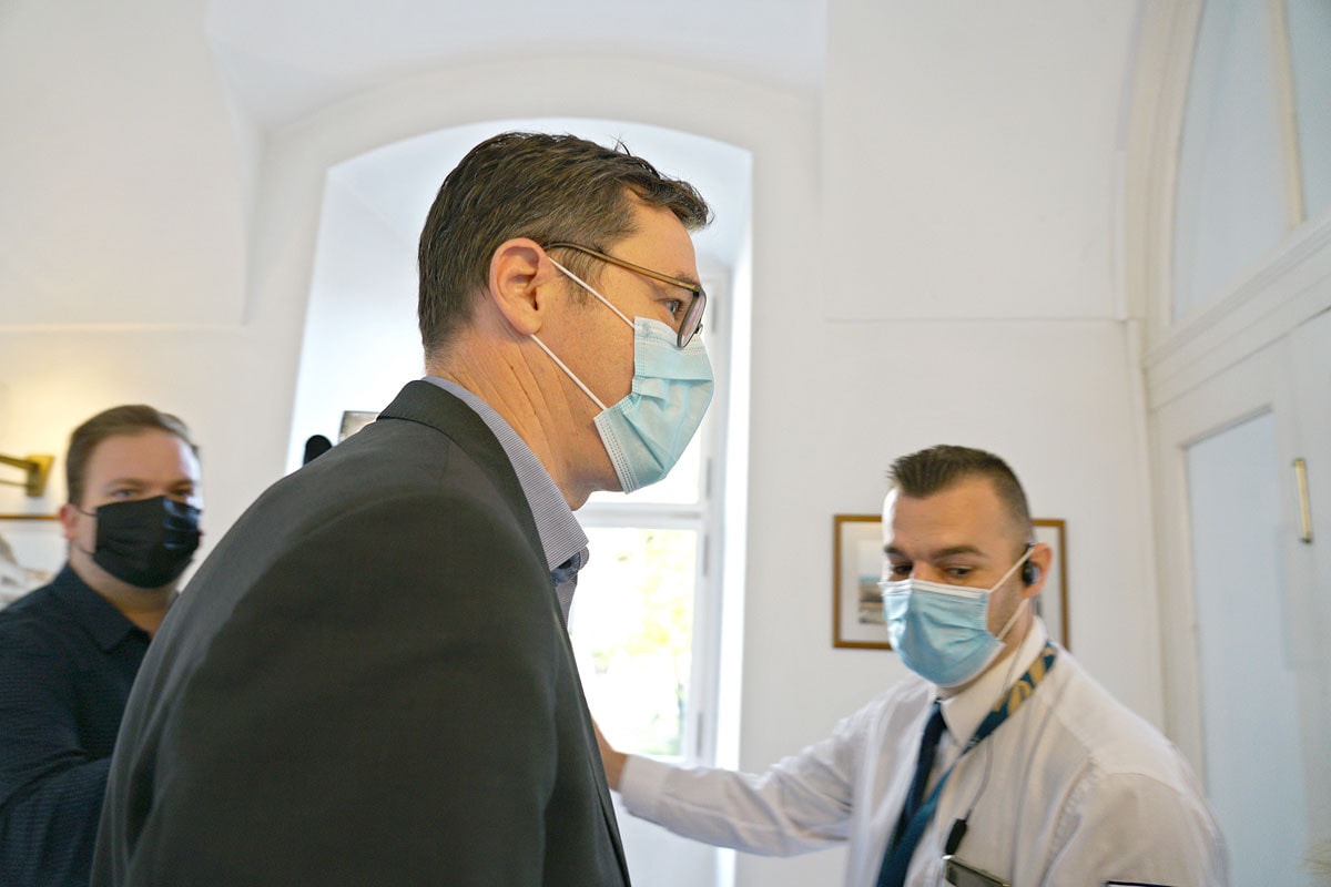 Karácsony munka helyett háborúzik