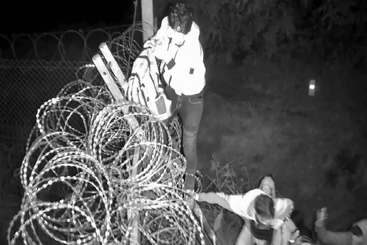 Migránsveszély: megerősítik a határt védő kerítést