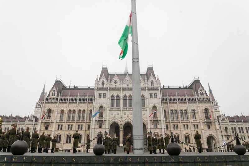 Felvonták a nemzeti lobogót a Parlament előtt