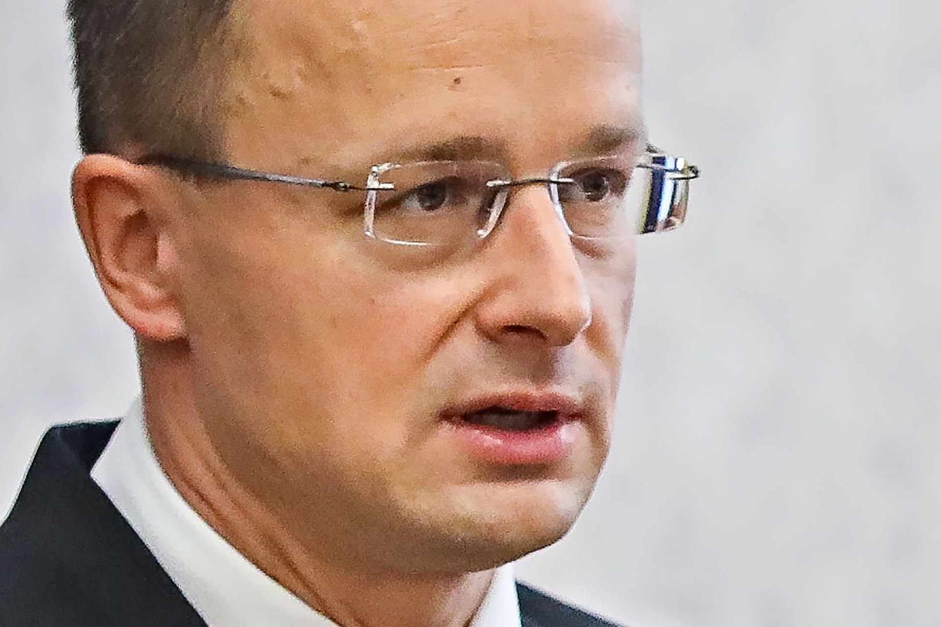Szijjártó: Minél több forrásból kell vakcinát beszerezni