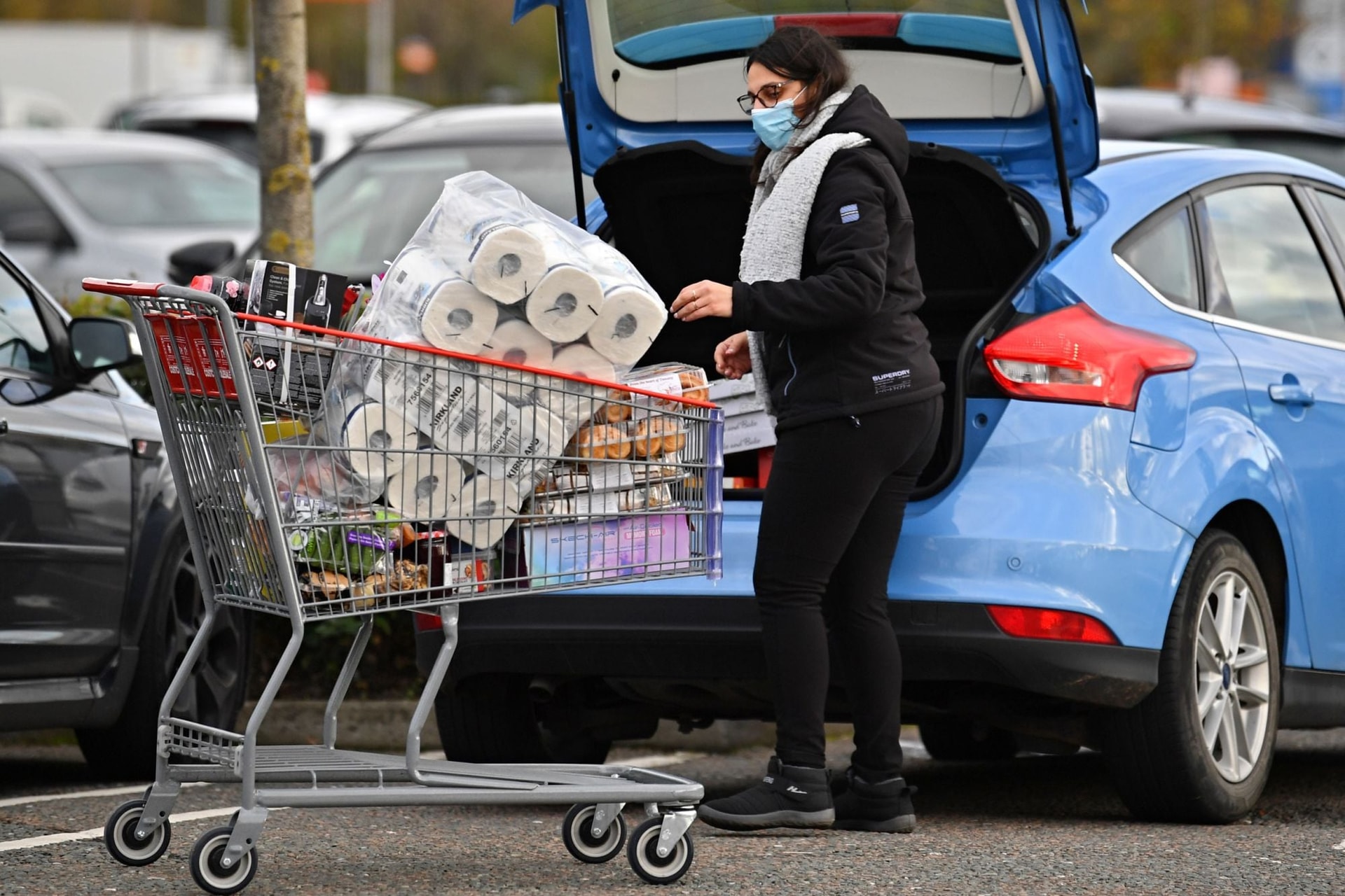 Újabb üzleteknél vezetik be a fizetős parkolást
