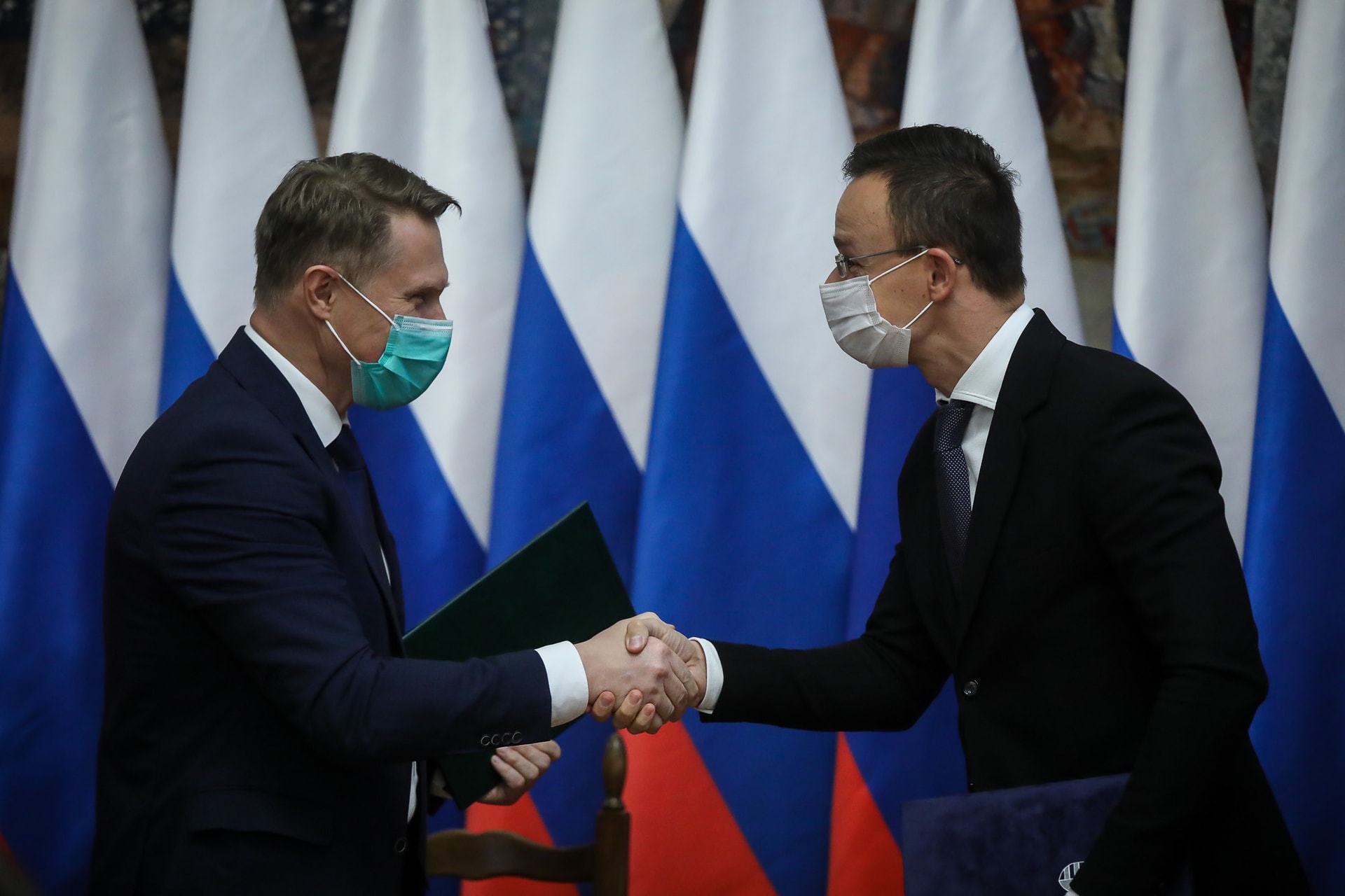 Szijjártó: A cél, hogy minél gyorsabban vakcinához jussanak a magyarok