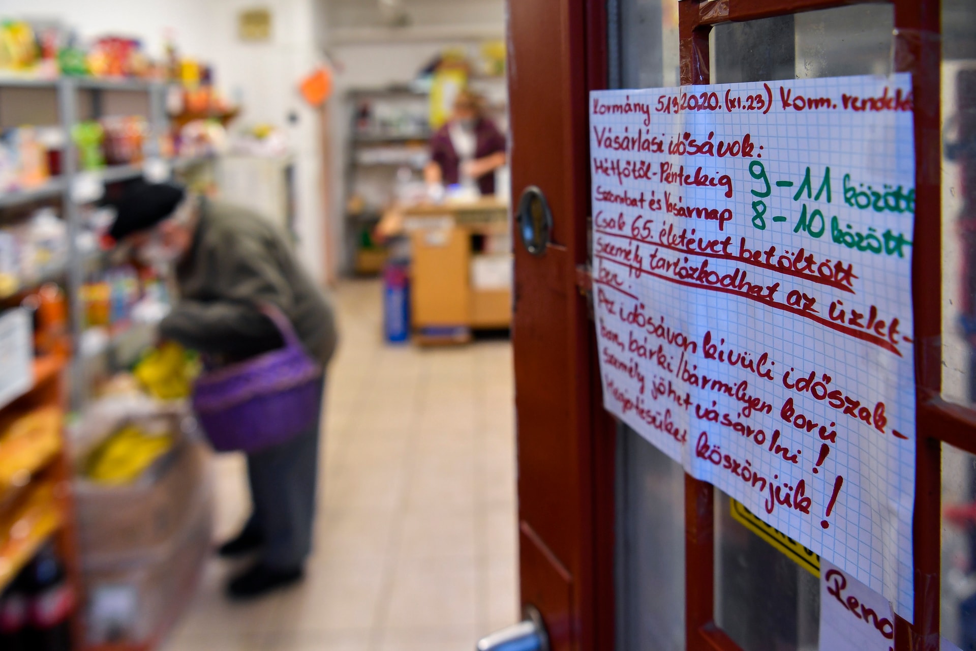 Az idősek vásárlási sávjának felfüggesztését kérik a kereskedelmi szervezetek