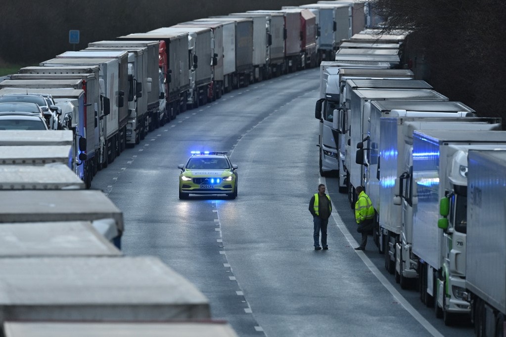 Rosszak a kilátások a briteknél, több országban is kezdik az oltást