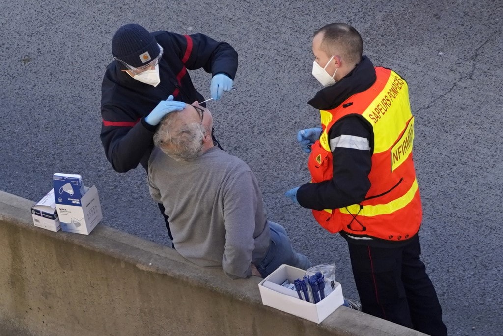 Lengyel katonák, francia tűzoltók segítik az Angliában várakozó kamionosok tesztelését