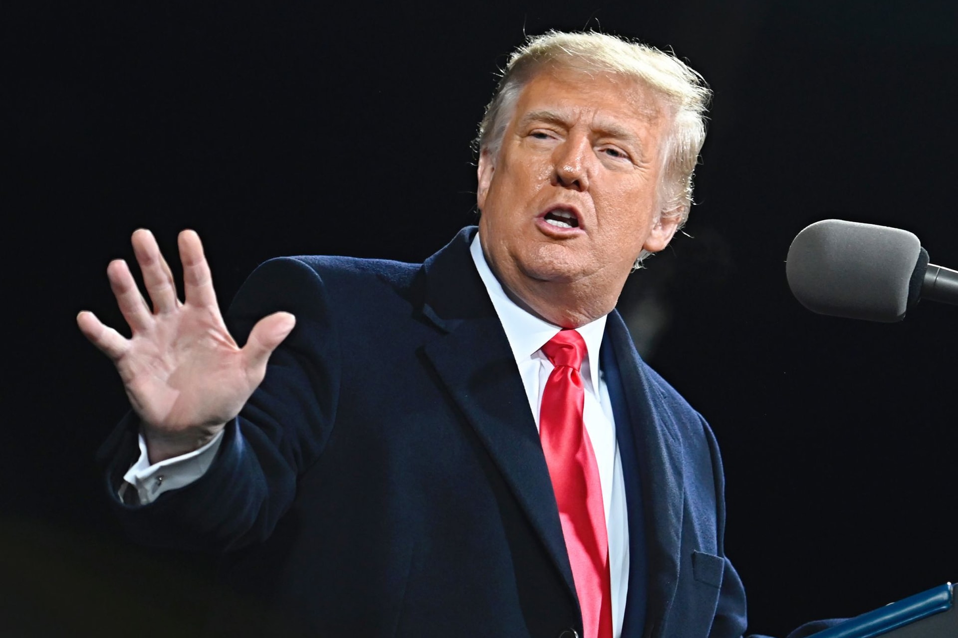 Trump: Bidenen kifog a lépcső, két mondatot nem bír összerakni, beszélni se tud