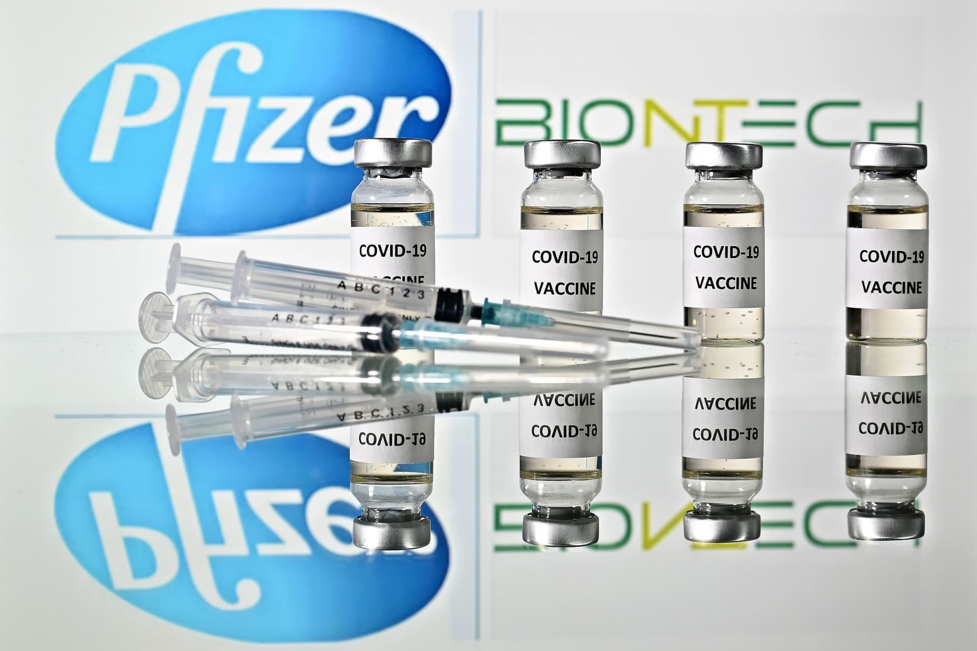 Egyesztendős védelmet ad a Pfizer oltóanyaga
