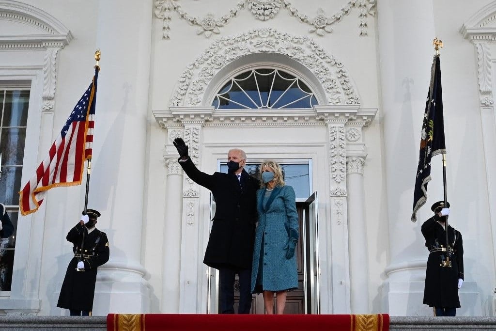 Biden felesége kitüntetett egy férfit nőnapon
