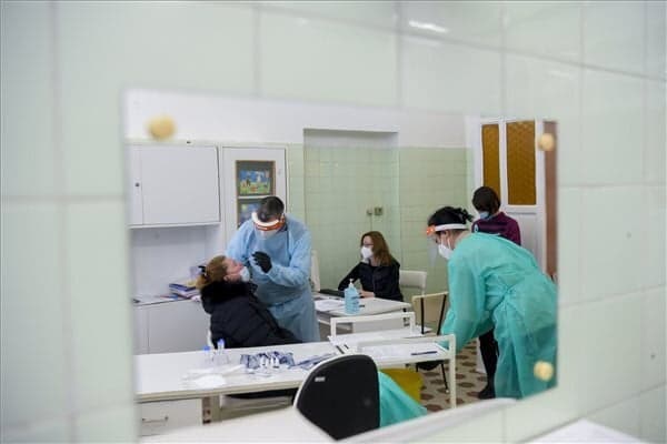 Folytatódik a szociális alapellátásban dolgozók ingyenes tesztelése