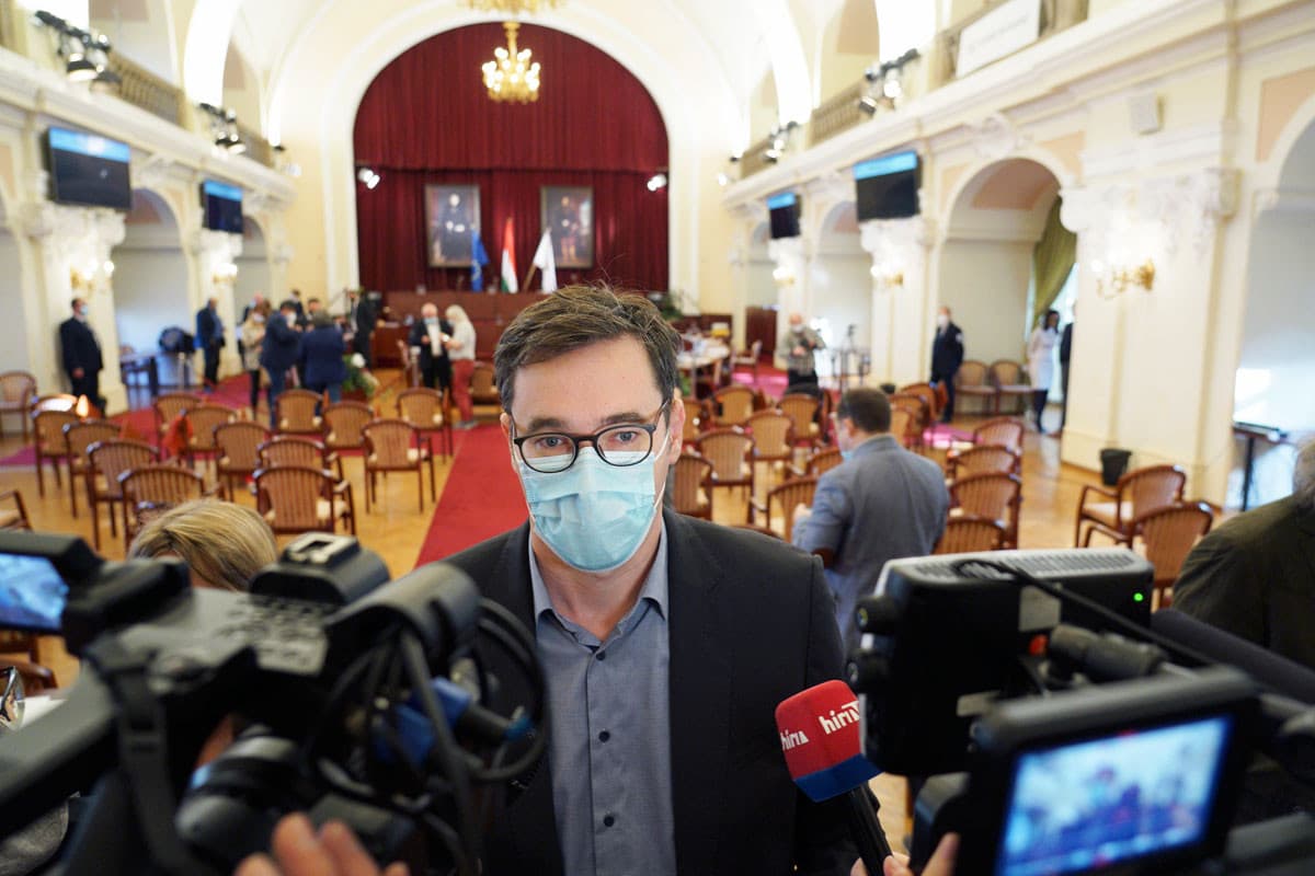 Hiába sír Karácsony, dugig van a főváros kasszája