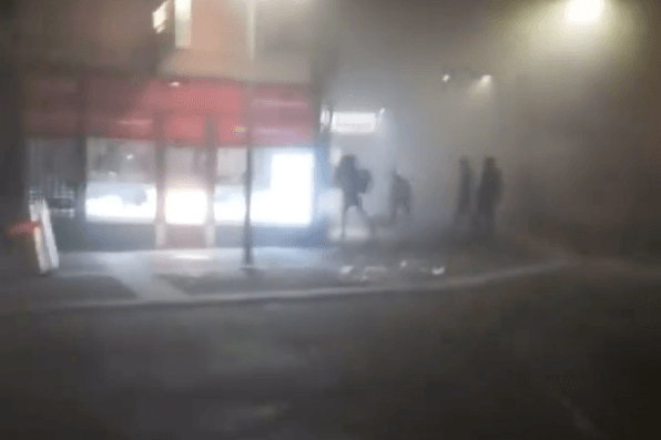 Tűzijátékkal lőttek a rendőrökre az allahu akbart kiabáló migránsok Bécsben