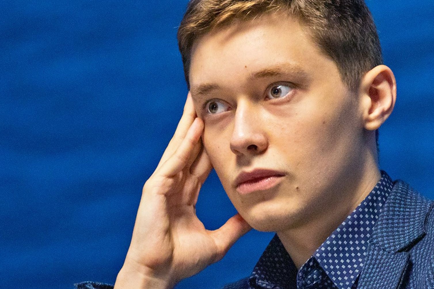 A világbajnok Magnus Carlsen kikapott egy tinédzsertől
