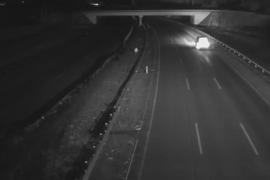 Az autóút belső sávjában sétálgatott balesete után egy ittas sofőr