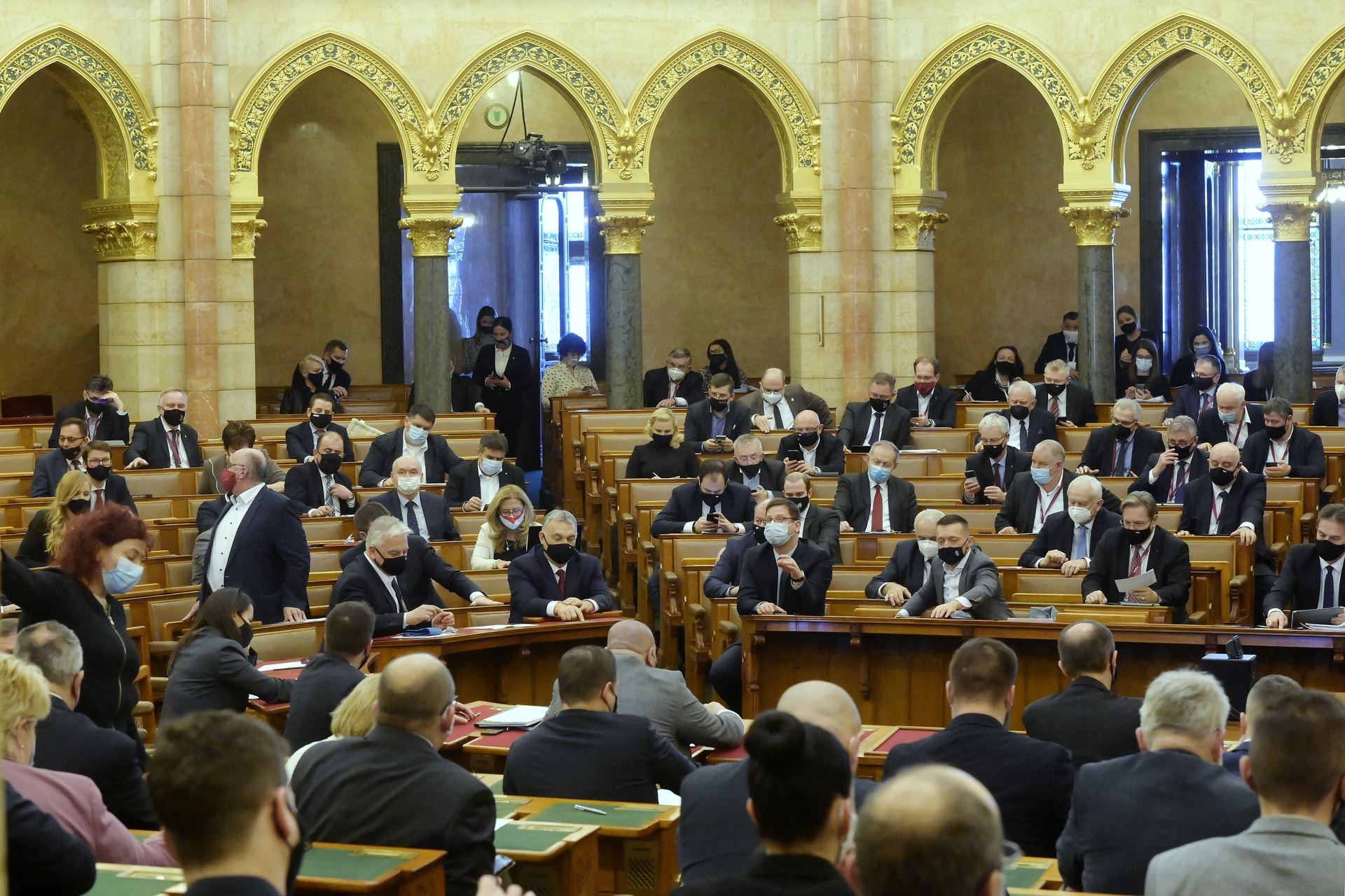A koronavírus-törvény meghosszabbításáról szavaz a parlament
