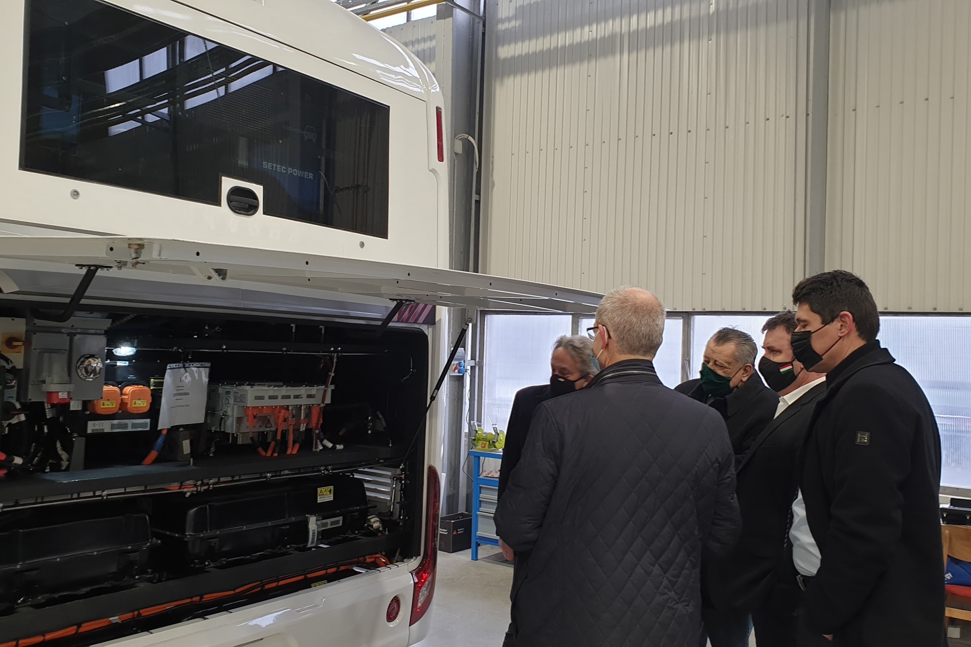 Palkovics László megtekintette az Ikarus elektromos buszainak sorozatgyártását