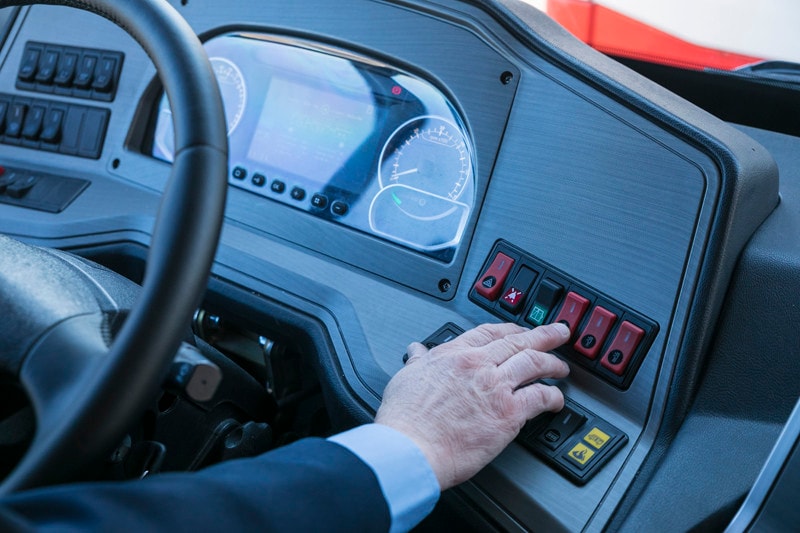 Megállt a vonatsíneken a kecskeméti buszsofőr, majd otthagyta az utasokat