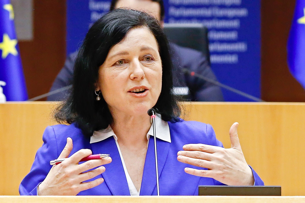Beakadt a lemez, Jourová ismét hazánkat fenyegeti