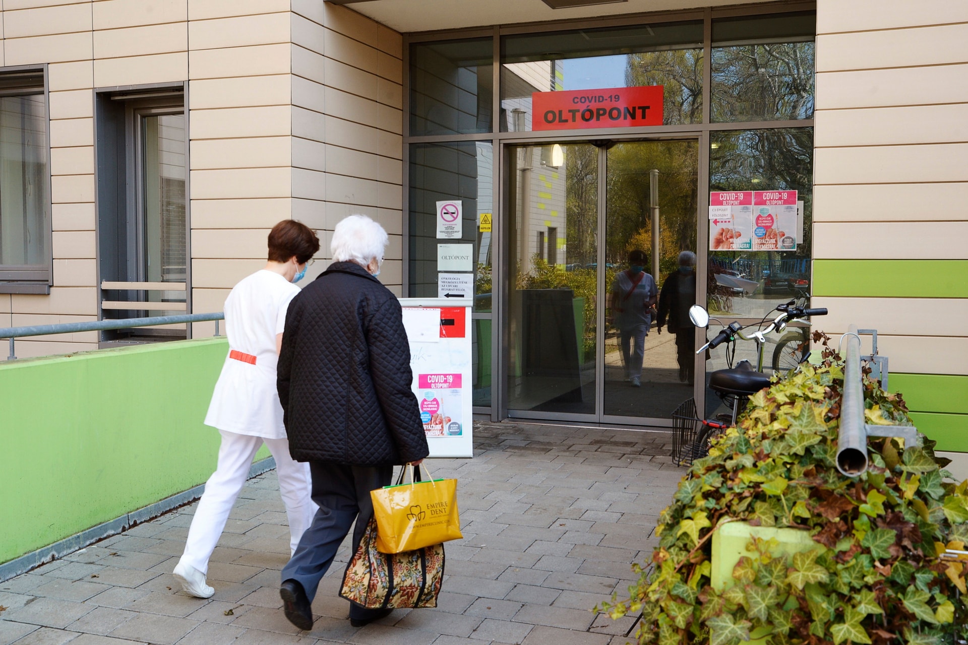 Bárki számára elérhető a védőoltás Magyarországon