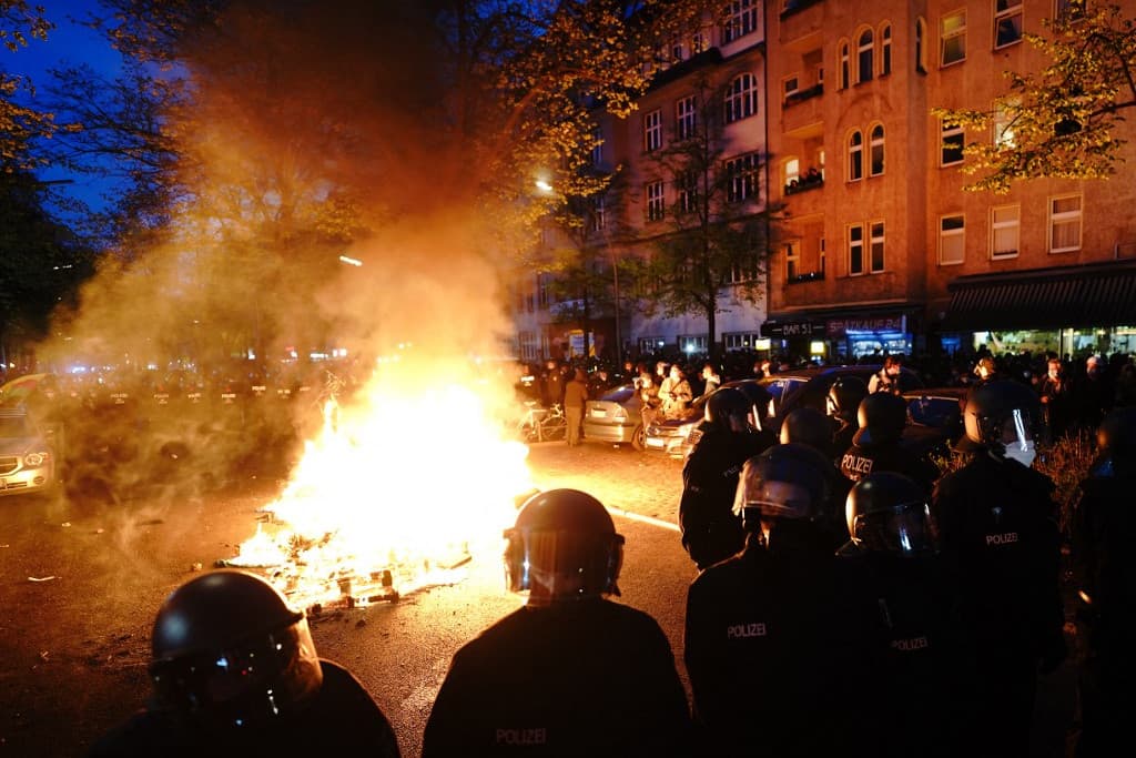 Szélsőbaloldali tüntetők támadtak a rendőrökre Berlinben