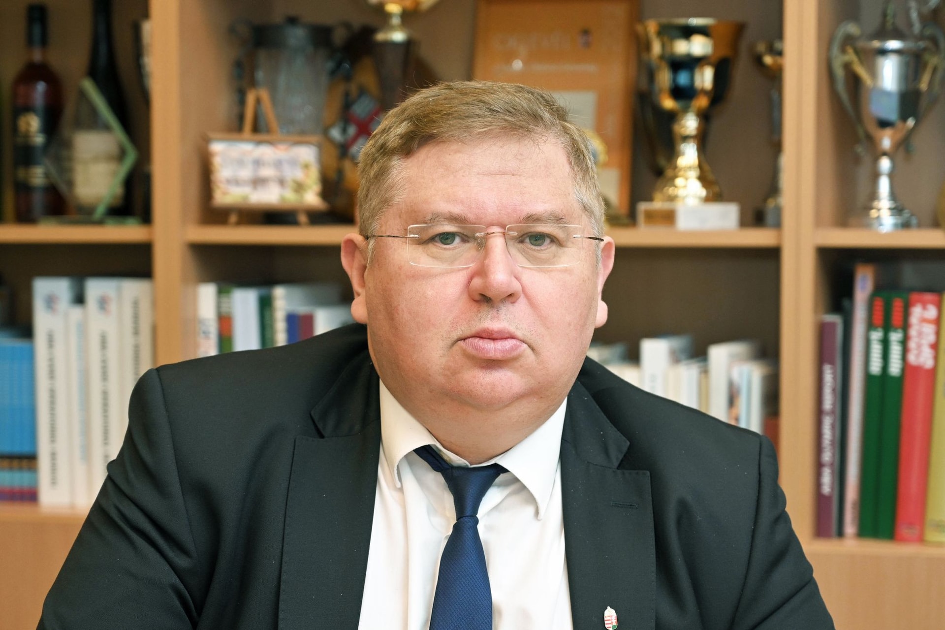 Embertelenségből jeles