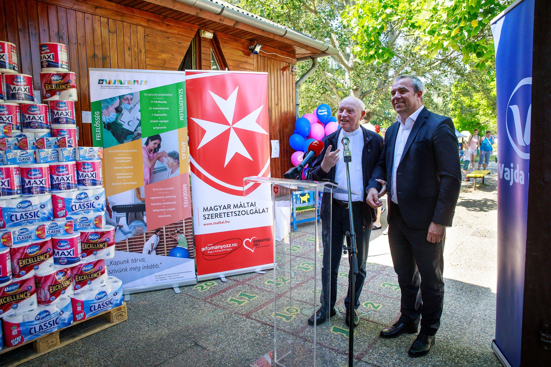 Papírtermékekkel támogat hátrányos helyzetű gyerekeket a Vajda-Papír
