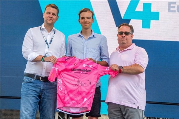 Menczer Tamás: A V4 egységet jelent a sport területén is