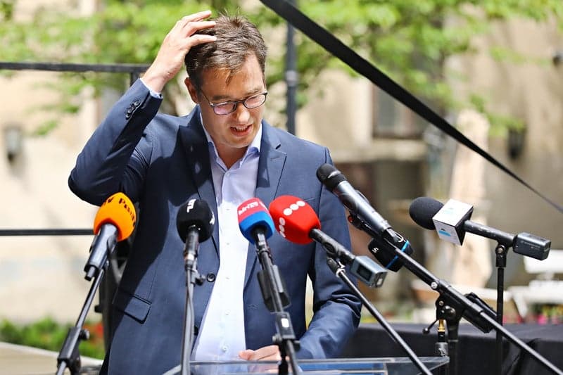 „Karácsony kétségbeesve próbál felugrani a vonatra”