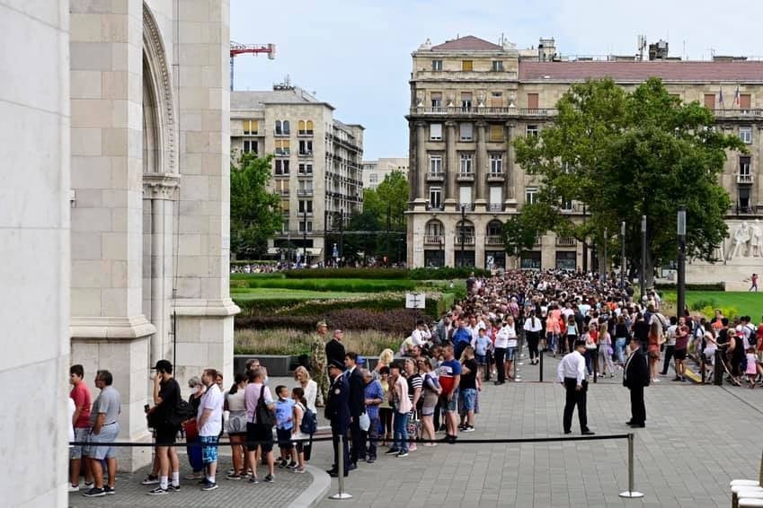 Csak szombaton több mint ötezren nézték meg a Szent Koronát