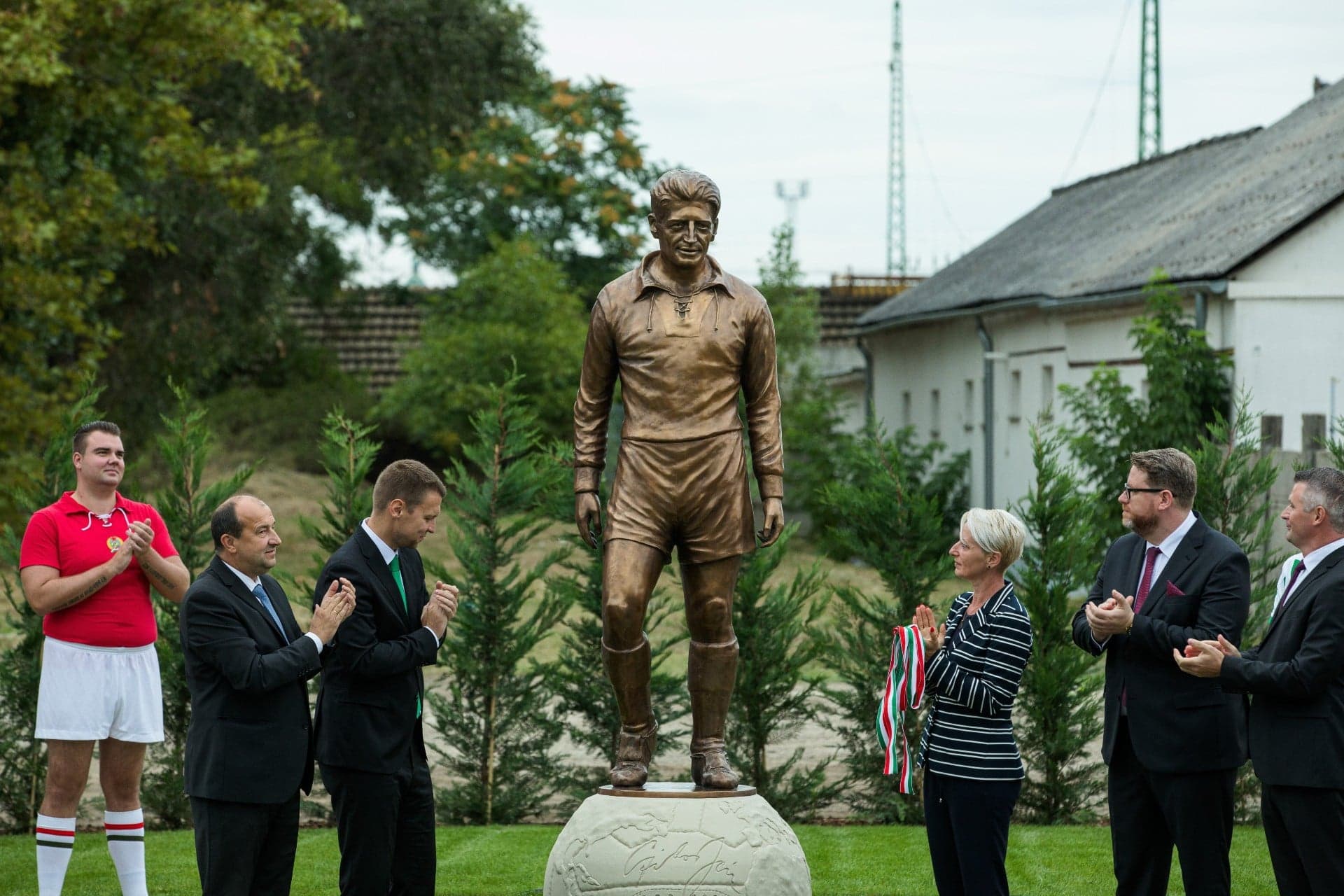 Felavatták Czibor Zoltán szobrát Komáromban