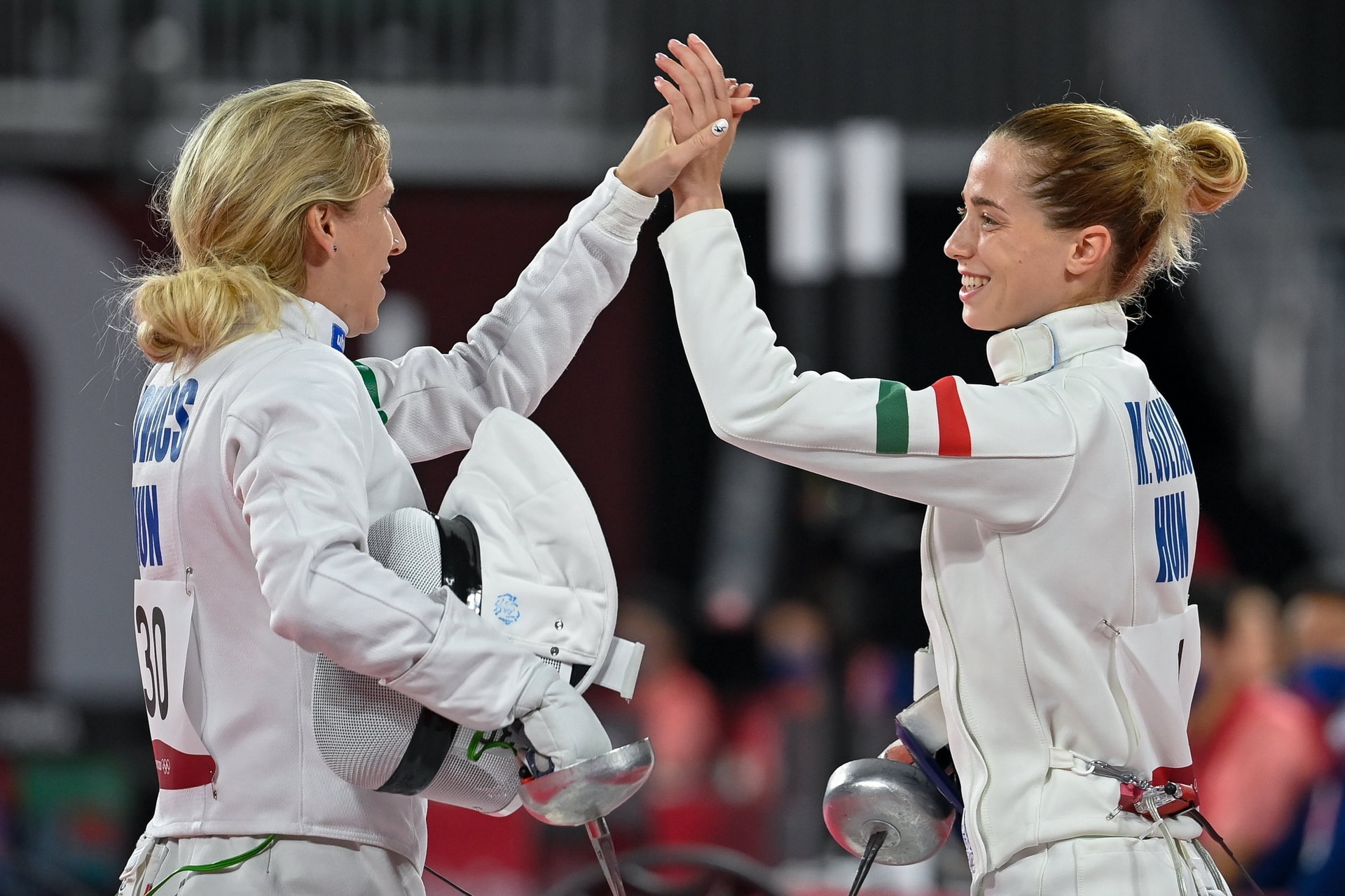 Gulyás Michelle és Kovács Sarolta a mezőny első felében a vívás után