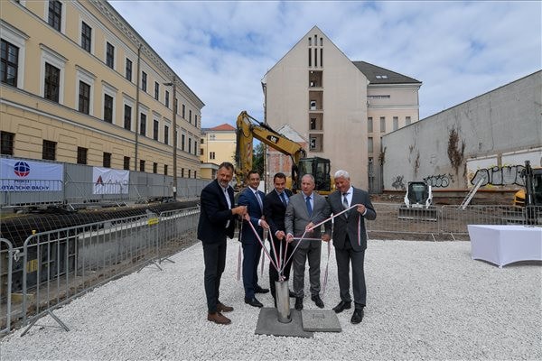 Négycsillagos szálloda alapkövét tették le Debrecenben