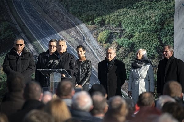 Orbán: Nincs vidéki fejlődés közép-európai egység nélkül