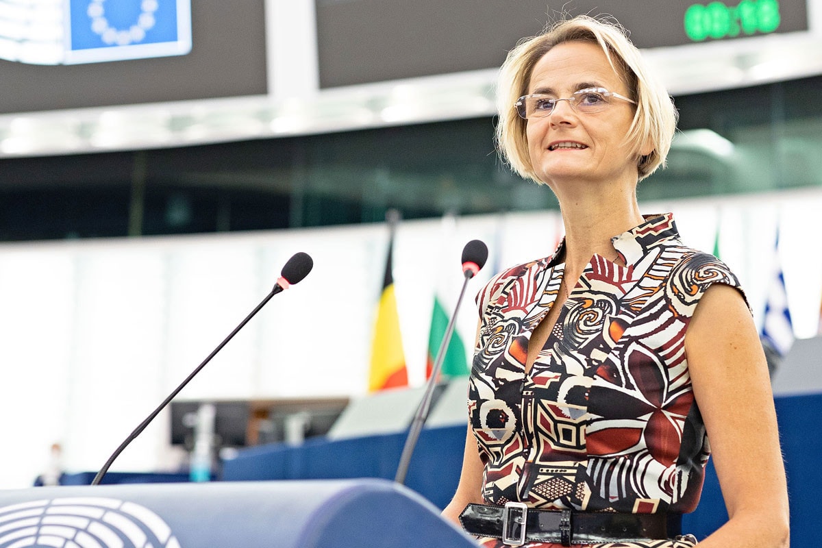 Folytatja a zsarolást az európai baloldal