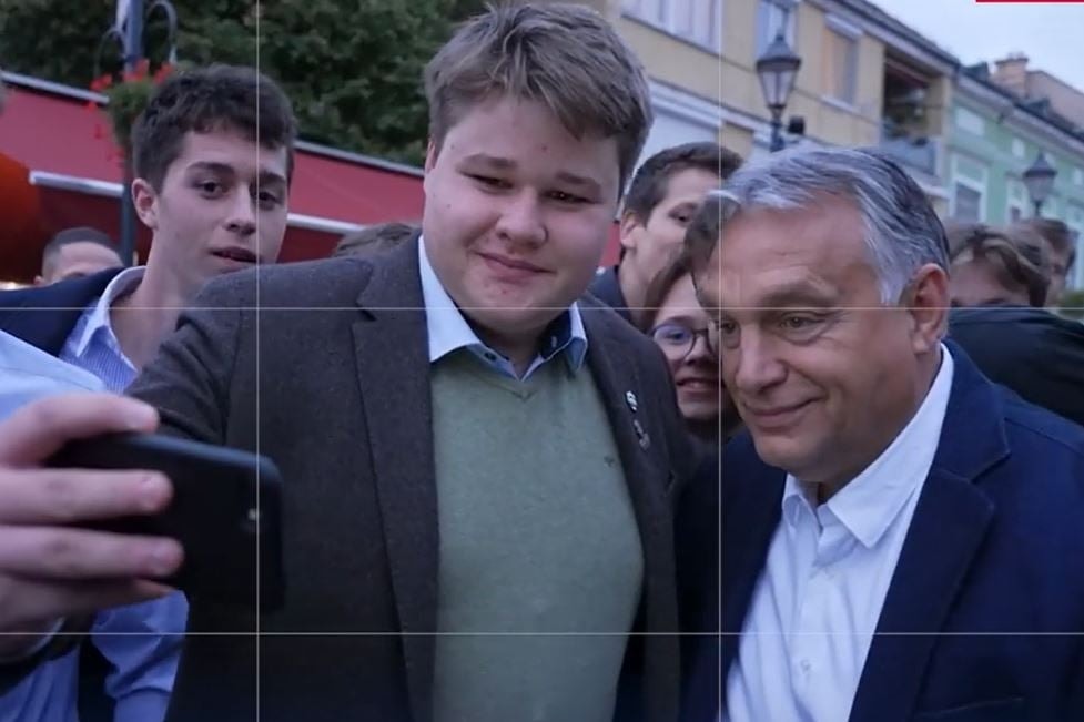 Így üzemel Orbán Viktor szelfigyára