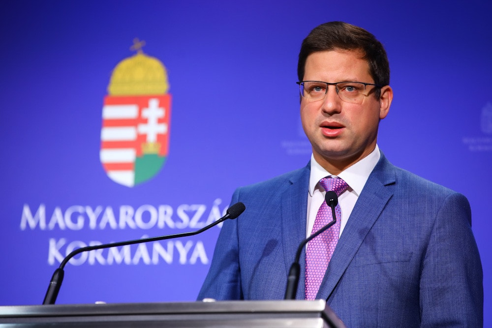 Gulyás Gergely: Kötelező lesz a maszkviselés a tömegközlekedési eszközökön