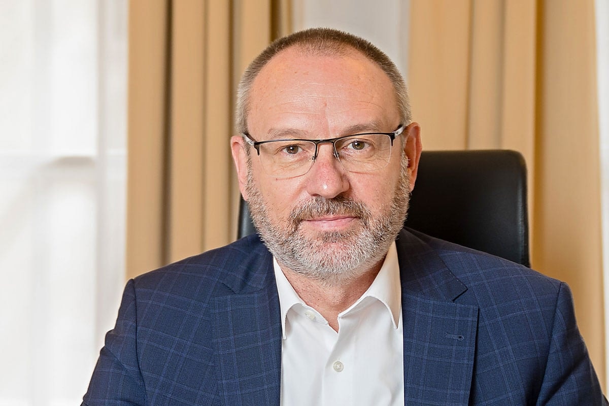 Már utalják és kézbesítik az emelt összegű nyugdíjat