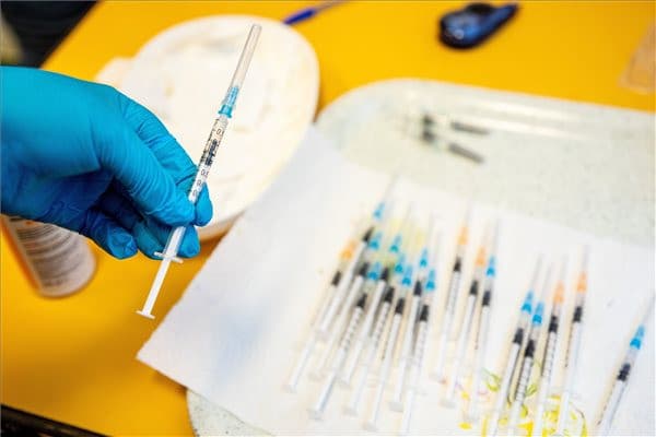 Az omikron ellen három adag kell a Pfizer/BioNTech-vakcinából