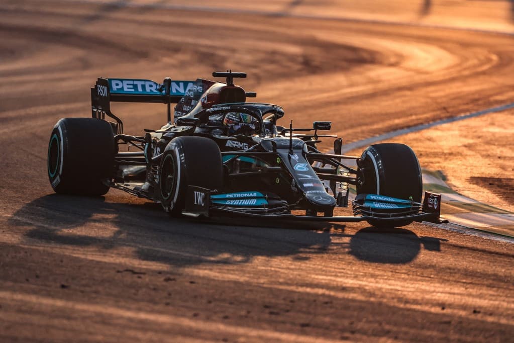Hamilton a pole pozícióban